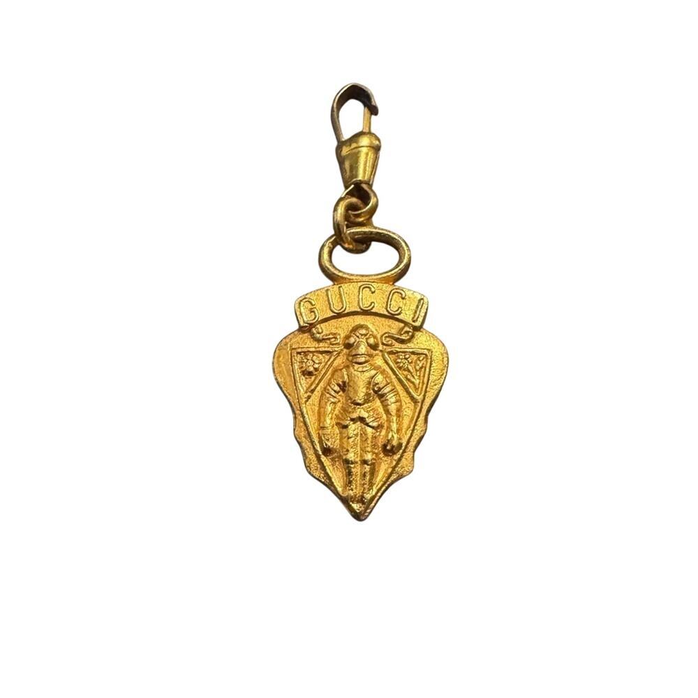 Gucci Vintage Knight Shield Charm – Gold Crest Pendant Accessory